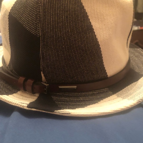 Burberry woman hat for sale. - Picture 3 of 5